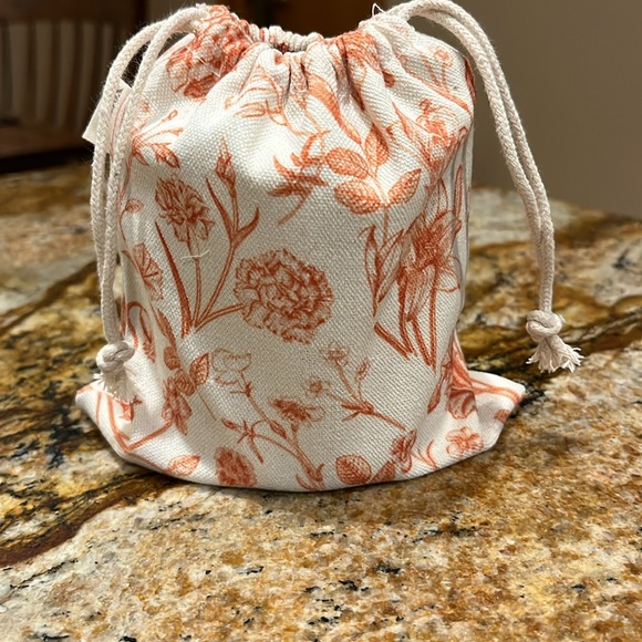 NWT Scent & Sprout 16oz Soy Candle with satchel. - Picture 5 of 7